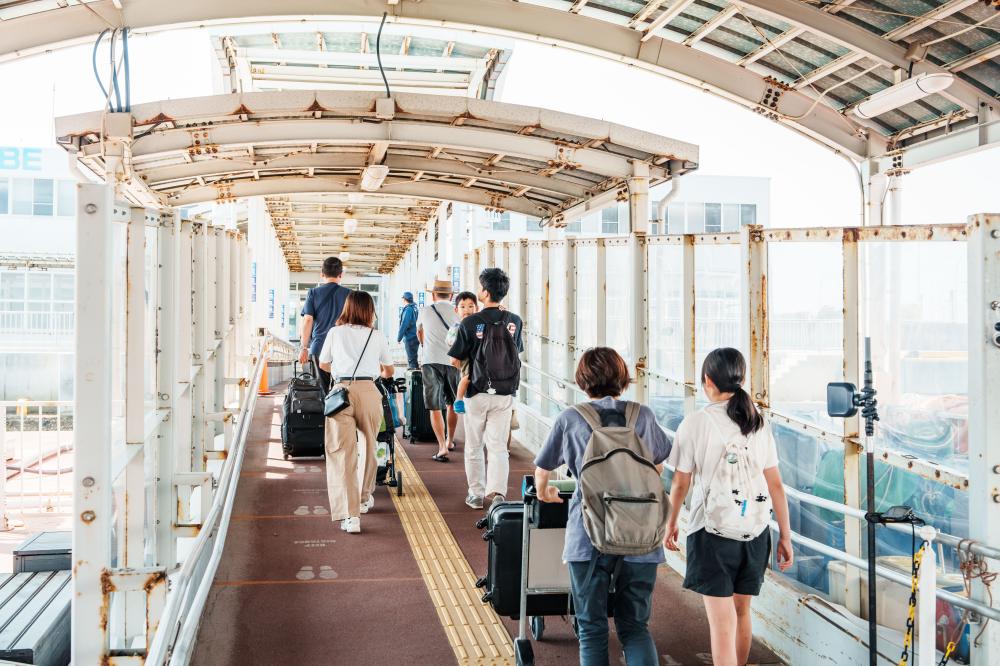 神戶機場海上高速船大廳通道風景。