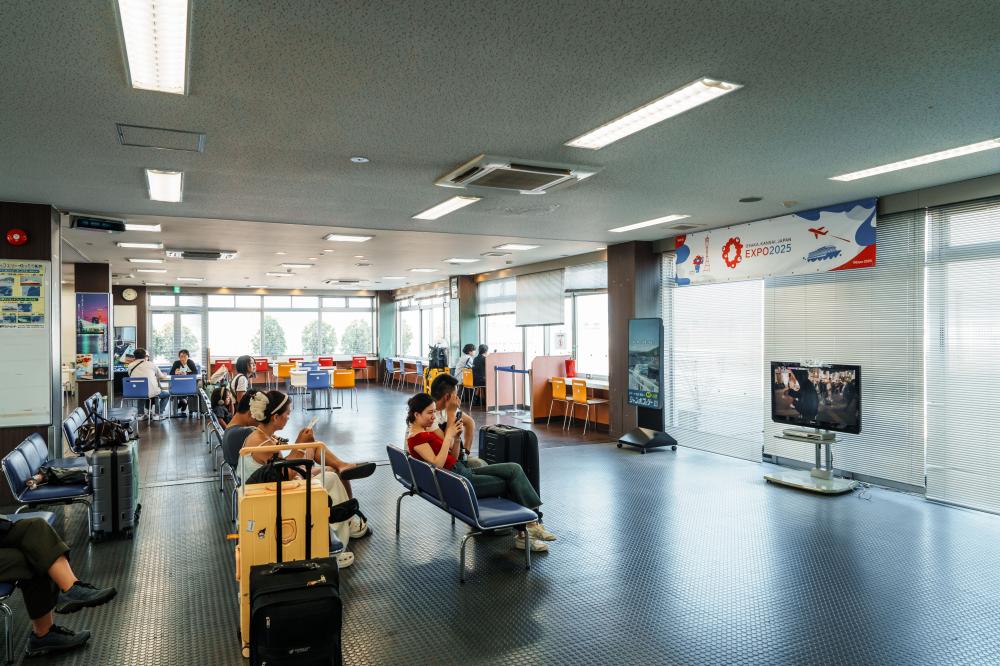 神戶機場海上高速船大廳內部空間。