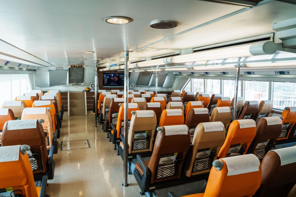 神戶機場海上高速船大廳船隻內部空間。