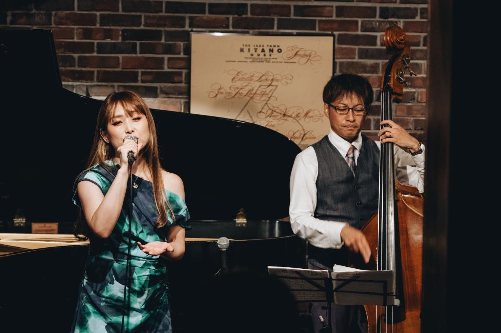 神戶昭和爵士餐廳 JAZZ LIVE& RESTAURANT SONE 內部空間表演。