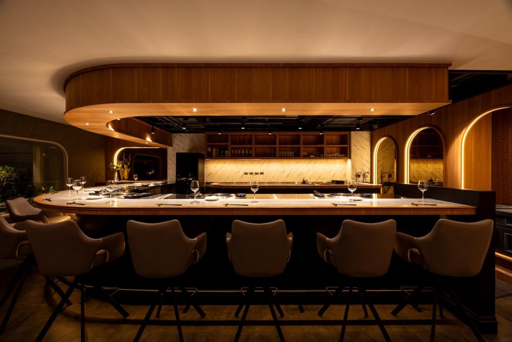 「八和和牛燒肉專門店 台中店」內部空間。