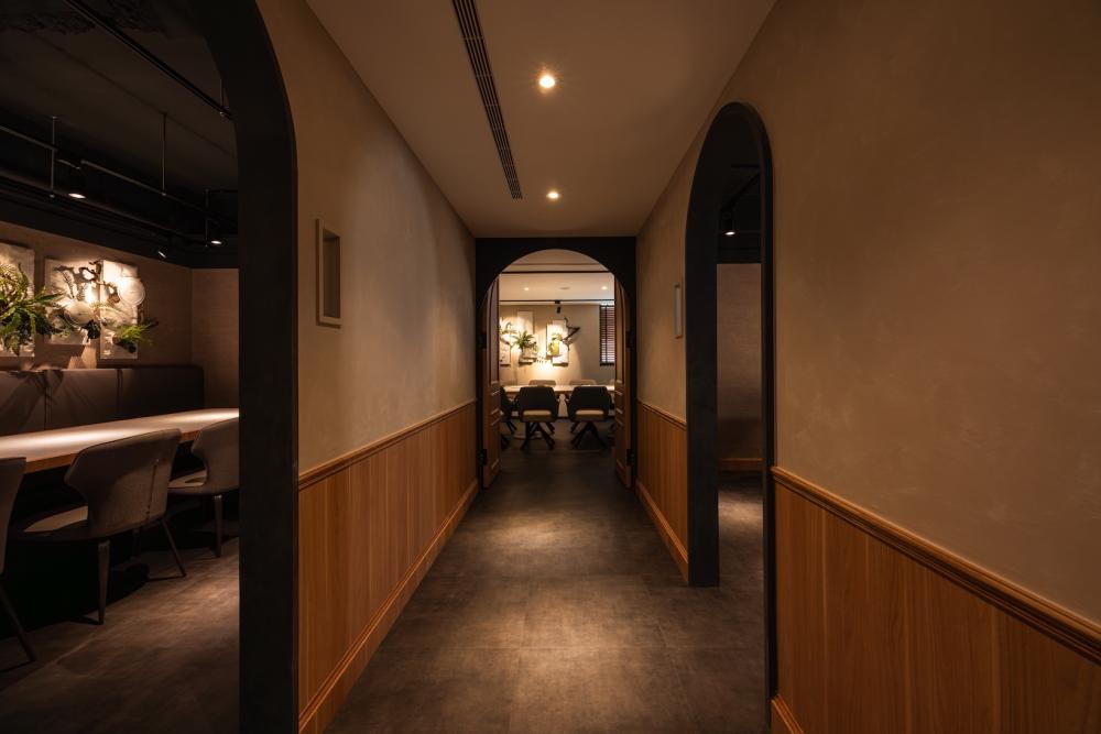 「八和和牛燒肉專門店 台中店」內部空間。