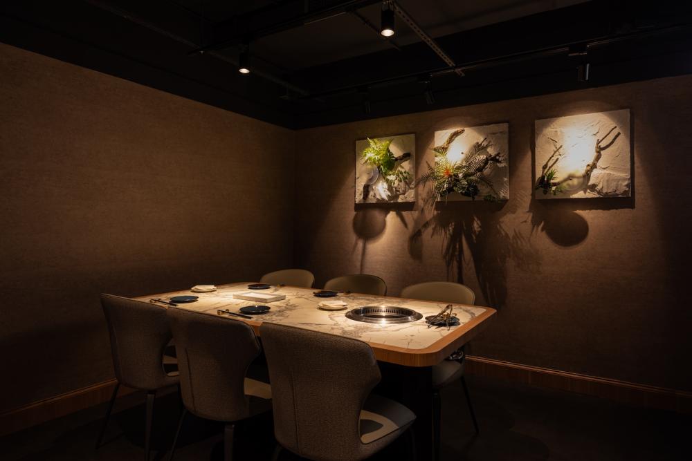 「八和和牛燒肉專門店 台中店」內部空間。