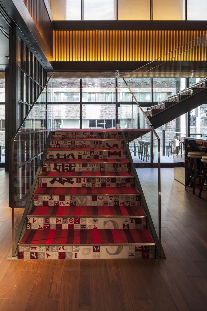 Hyatt Centric Ginza Tokyo 內部樓梯空間。