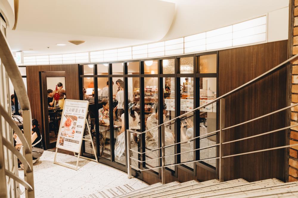 「神戶蜂蜜茶葉店 神戶國際會館 SOL 店」內部空間。