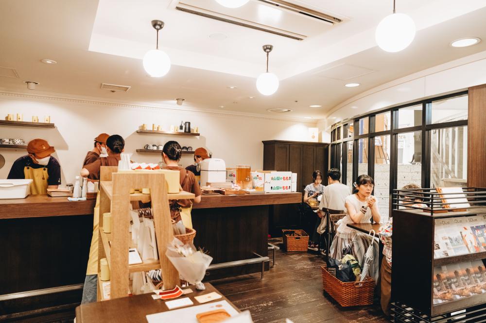 「神戶蜂蜜茶葉店 神戶國際會館 SOL 店」內部空間。