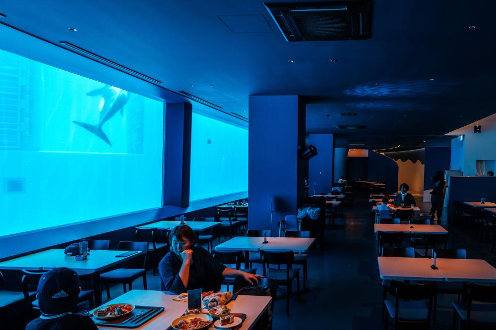 日本渡假村「神戶須磨海洋世界」餐廳區。
