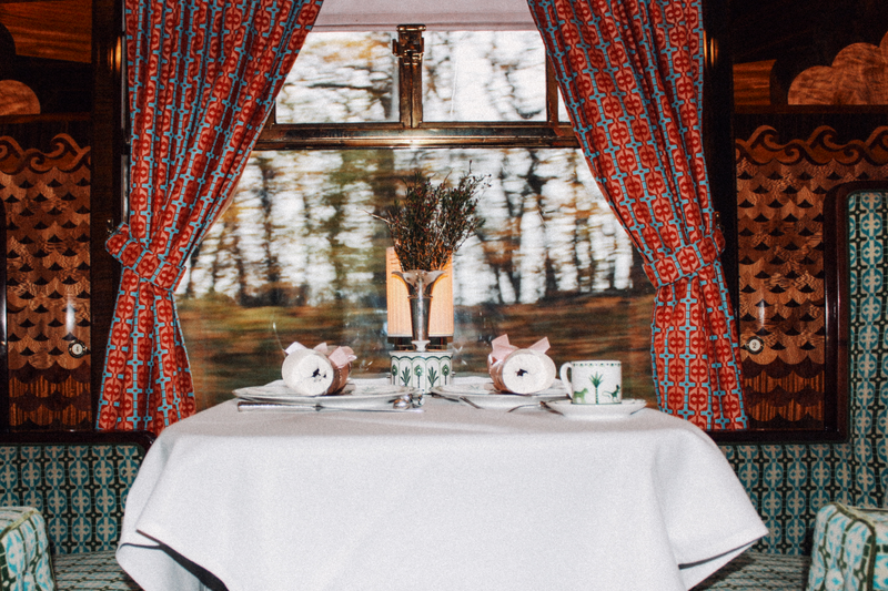 英國列車穿越英倫鄉間的節慶之旅。