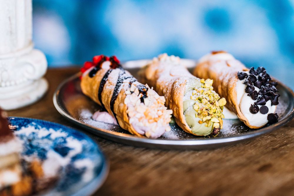  Cannoli（卡諾里水管捲）是義大利西西里區代表性的奶油甜餡煎餅卷。
