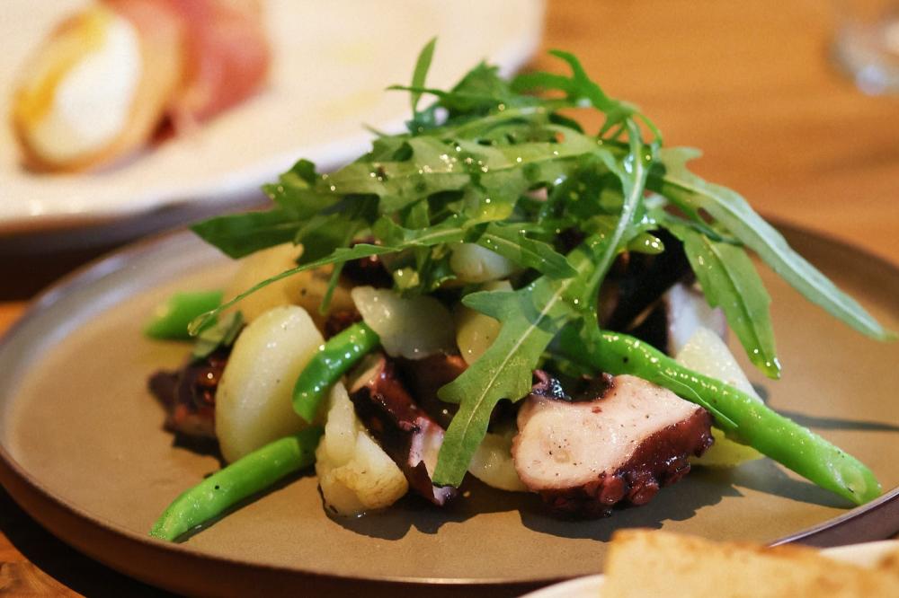 獨特的章魚馬鈴薯沙拉，則運用台灣東北海域章魚和日式茶葉燉製