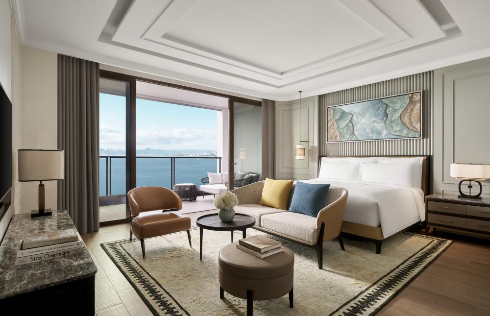 越南洲際下龍灣度假酒店套房空間。