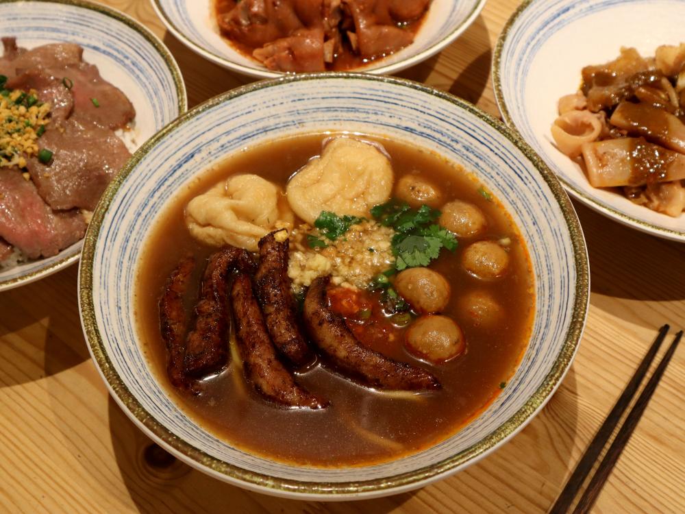 香港名店何車車仔麵料理。