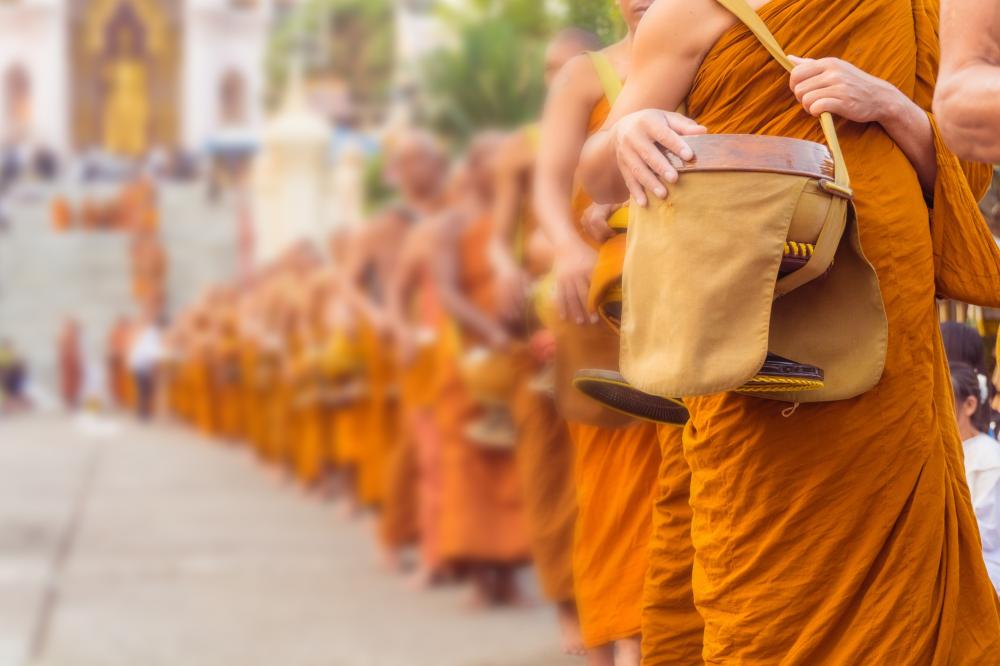 曼谷素坤逸安凡尼酒店邀請旅人於節慶期間體驗泰國傳統的「佈施僧侶」儀式。