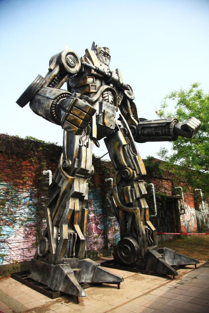 駁二戶外裝置藝術變形金剛