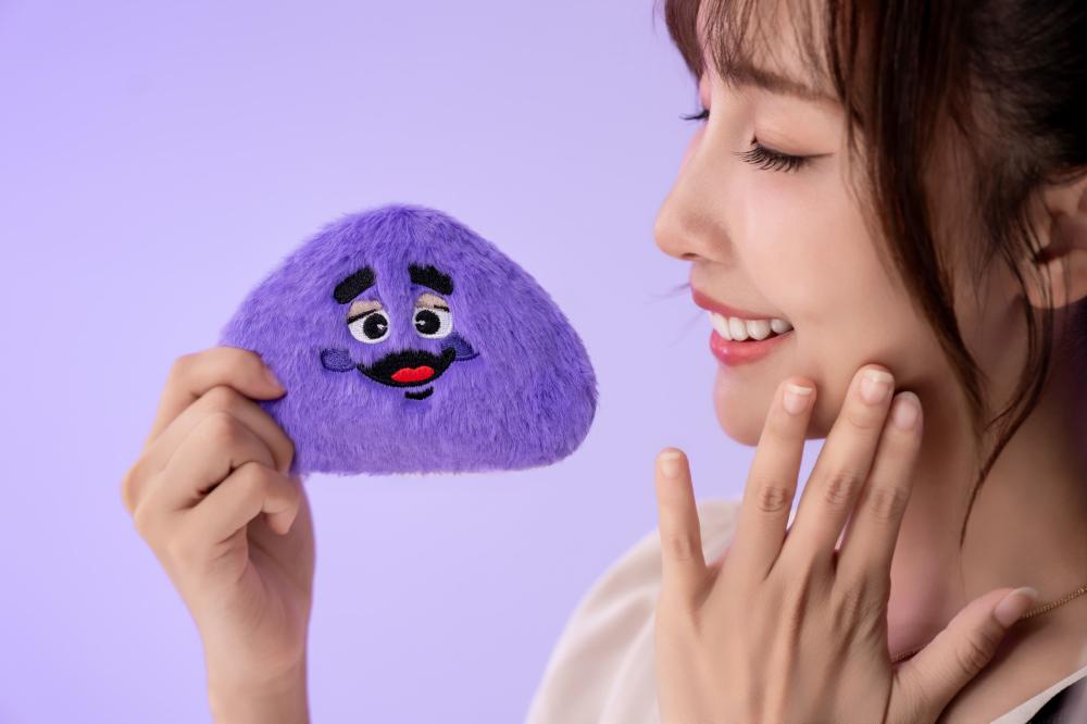 台灣麥當勞自11月19日起將推出與韓國同款的「奶昔大哥毛毛包」。