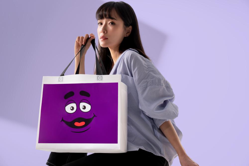 台灣限定、100%回收塑料製成的「奶昔大哥購物袋」。