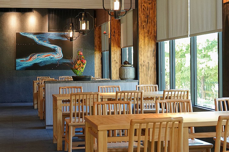 南投餐廳「春秋山林」座位區。