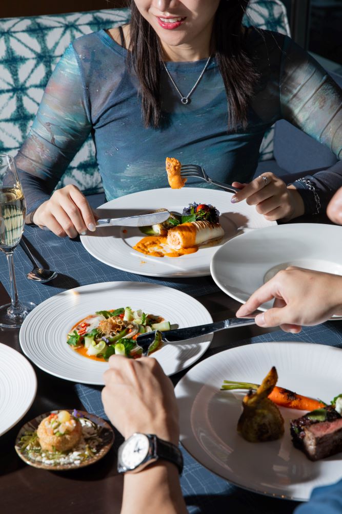 曼谷137柱套房飯店歲末餐宴。