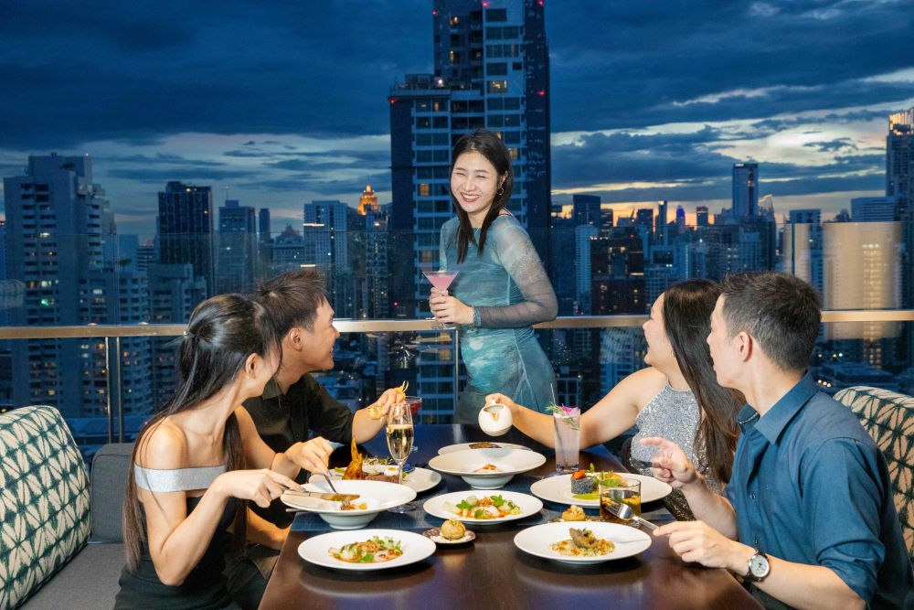 曼谷137柱套房飯店歲末餐宴。