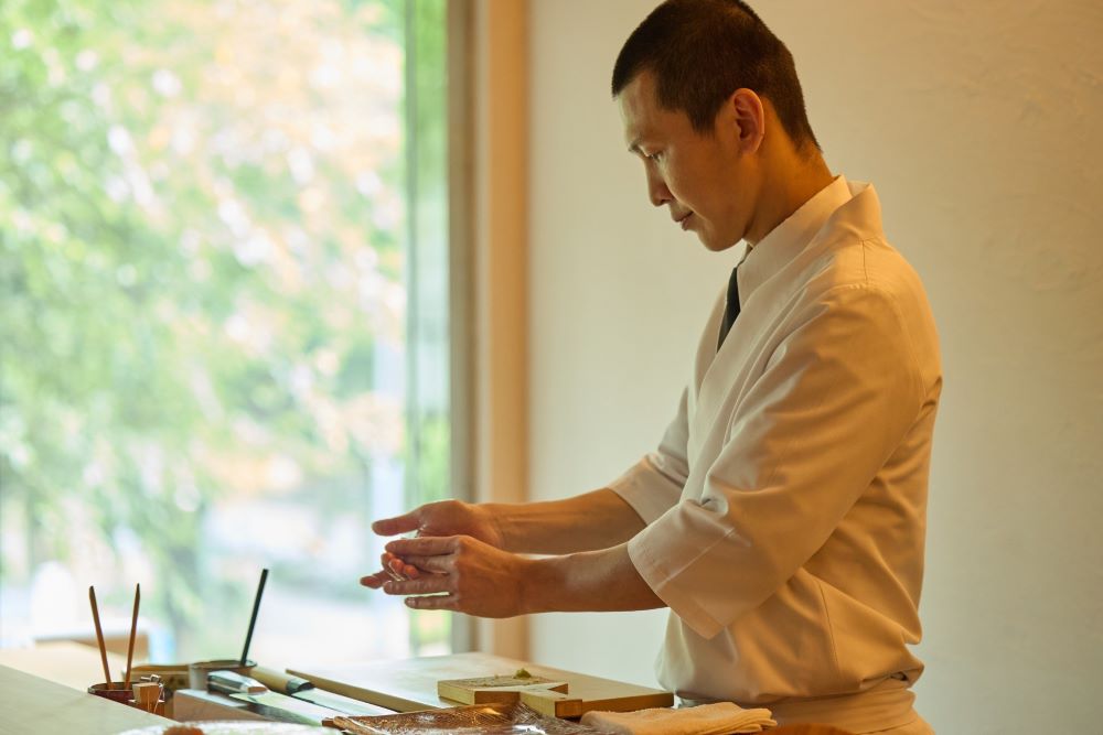 台北餐廳「Nikai 二階割烹」全新冬季菜單主廚場景。