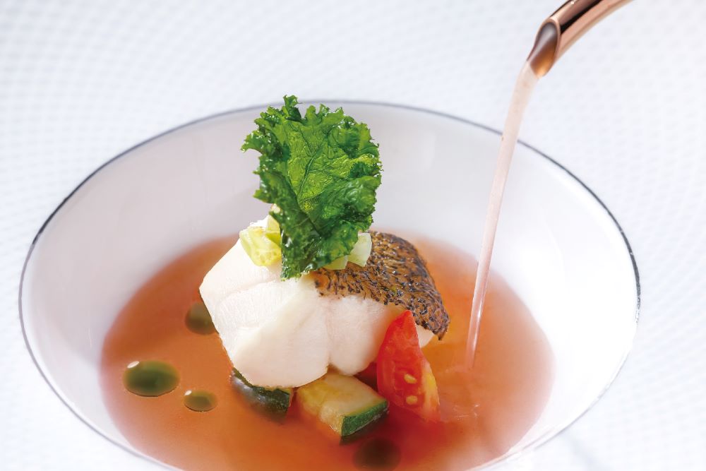 夏慕尼餐廳炙燒鮮魚海鮮湯。