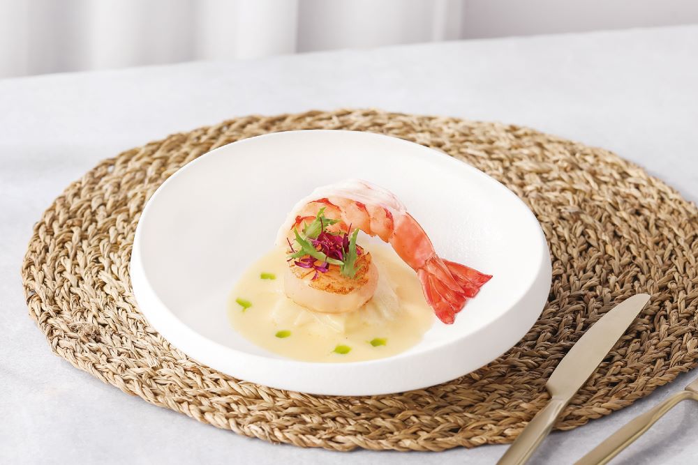 夏慕尼餐廳北海道干貝與海大蝦。