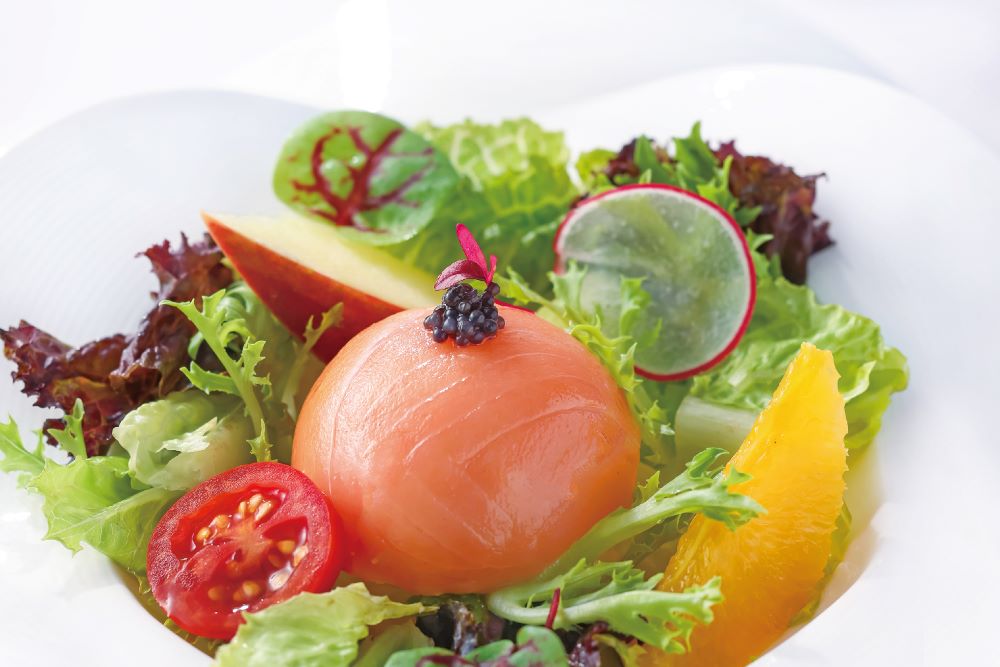 夏慕尼餐廳煙燻鮭魚乳酪沙拉。