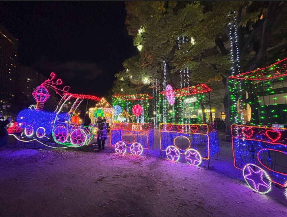 「HIROSHIMA DREAMINATION」2025有精緻華麗及充滿童趣的光影裝飾。