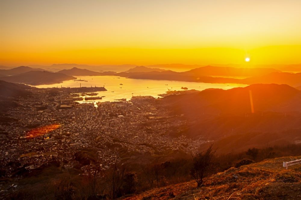 吳市的灰峰標高737公尺。