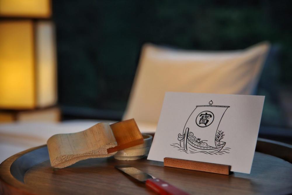 旅客可親自絹印寶船圖，並在新年將其置於床頭，象徵為新的一年迎來吉運與美好開端