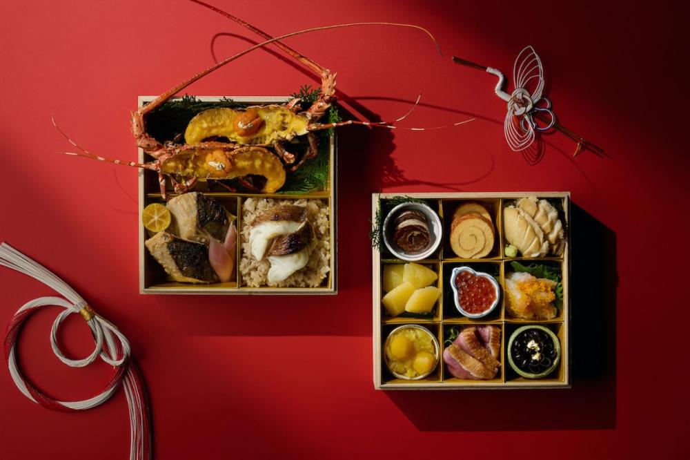 日本新年早餐「御節料理」，相傳新年前三日為灶神休息的時節，因此御節料理多以冷食呈現