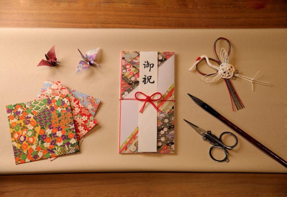 以和紙創作專屬的祝儀袋，並結上象徵喜事不斷的「蝶結水引」，將手作的祝福化為禮物
