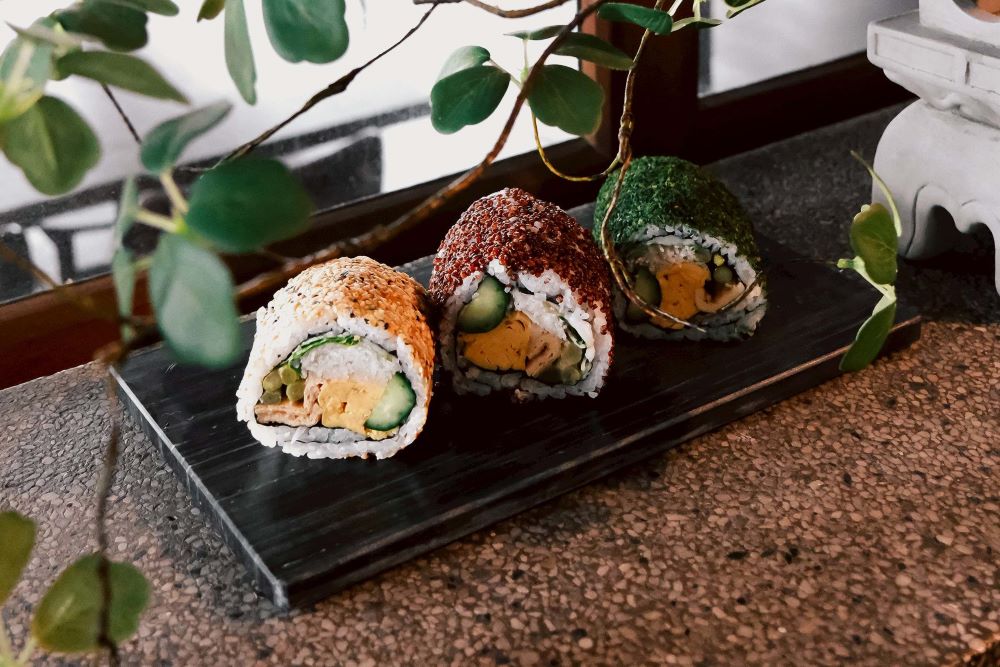 花蓮米崙丼飯屋與台東北町丼飯屋「三色聖誕壽司卷」。