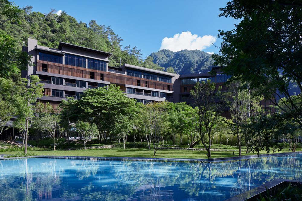 虹夕諾雅 谷關隱身於台中雪山山脈之中被青翠的山水環繞，從百年老松到曲徑水庭，營造出一片靜謐的避世之境