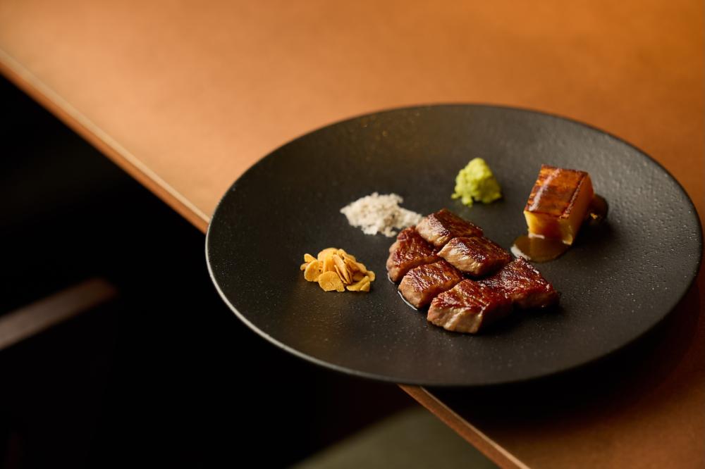 和牛．馬鈴薯千層．芥末．蒜片