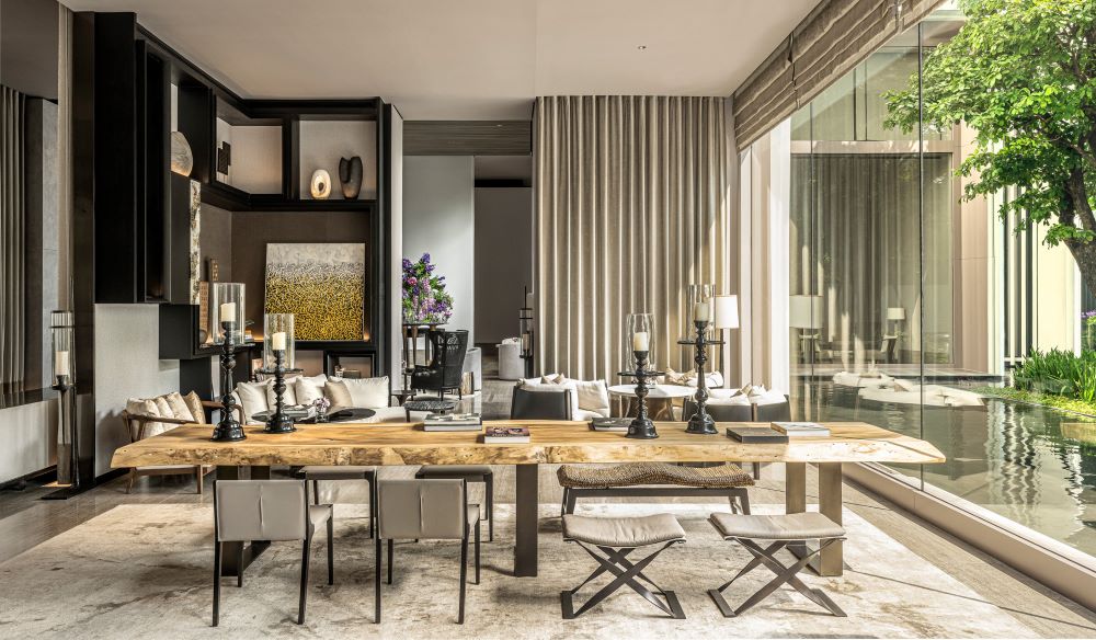 曼谷湄南河四季酒店餐桌。