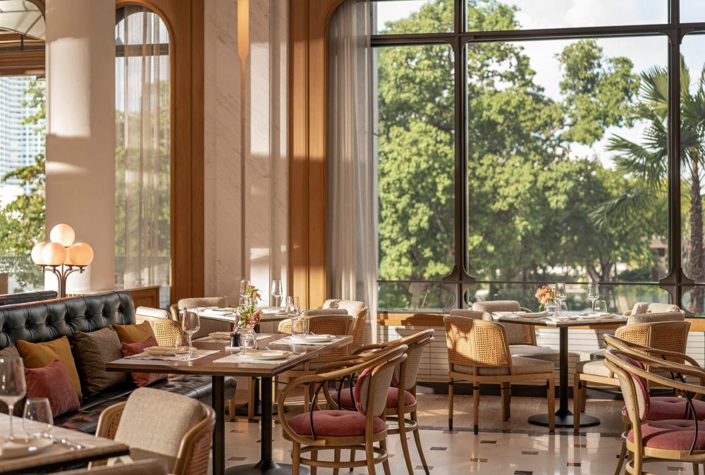 曼谷湄南河四季酒店餐廳空間。