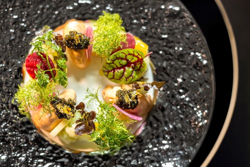 Ukai-tei Kaohsiung 推出聖誕前菜「台灣時蔬 × 旬蝦聖誕花環」。