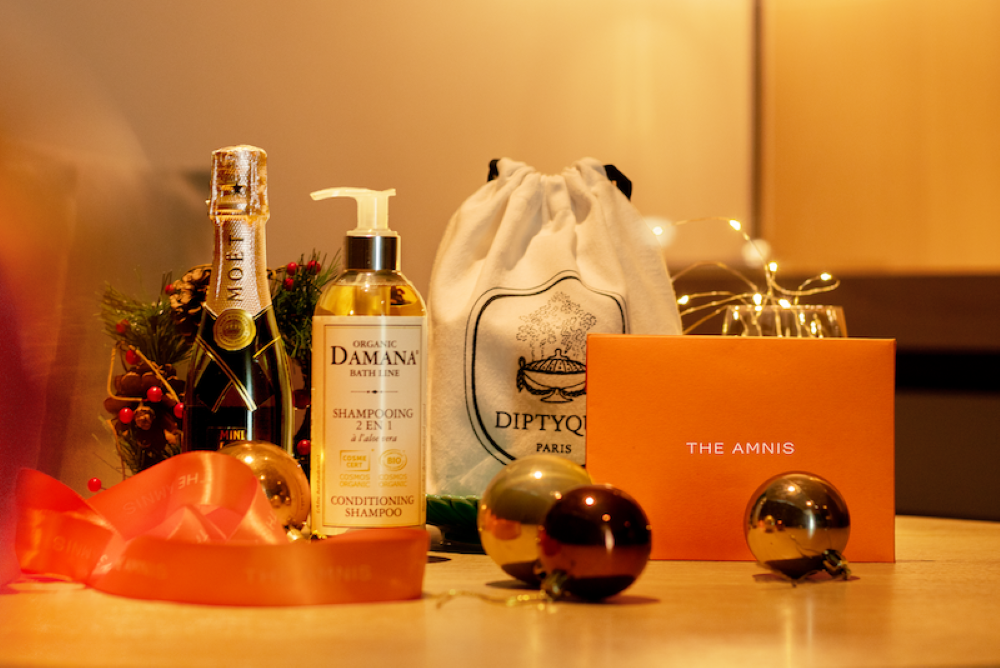 THE AMNIS 然一酒店將化身為節慶信使，為每房旅客準備一份驚喜小禮。