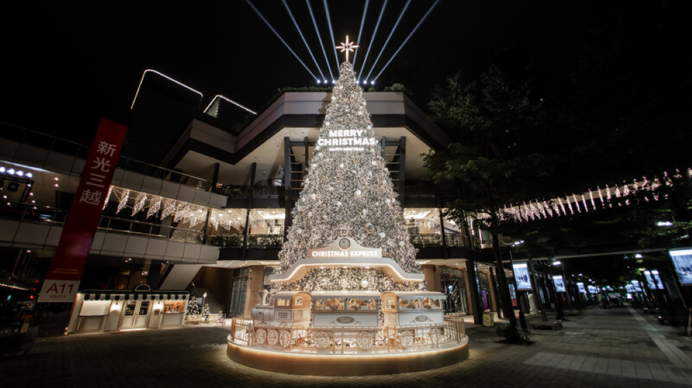 新光三越聖誕樹「傳遞幸福之樹」夢幻點燈。
