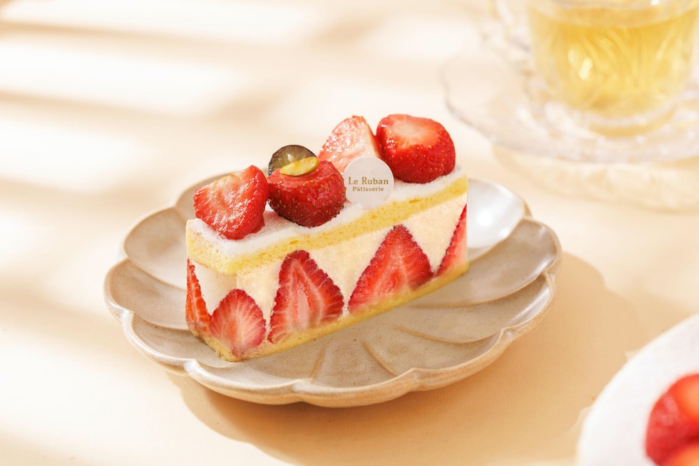 「季節花語草莓芙蓮」承接細緻奶餡與草莓酸甜，側邊鑲嵌「花語」般的草莓切片紋理，入口輕盈