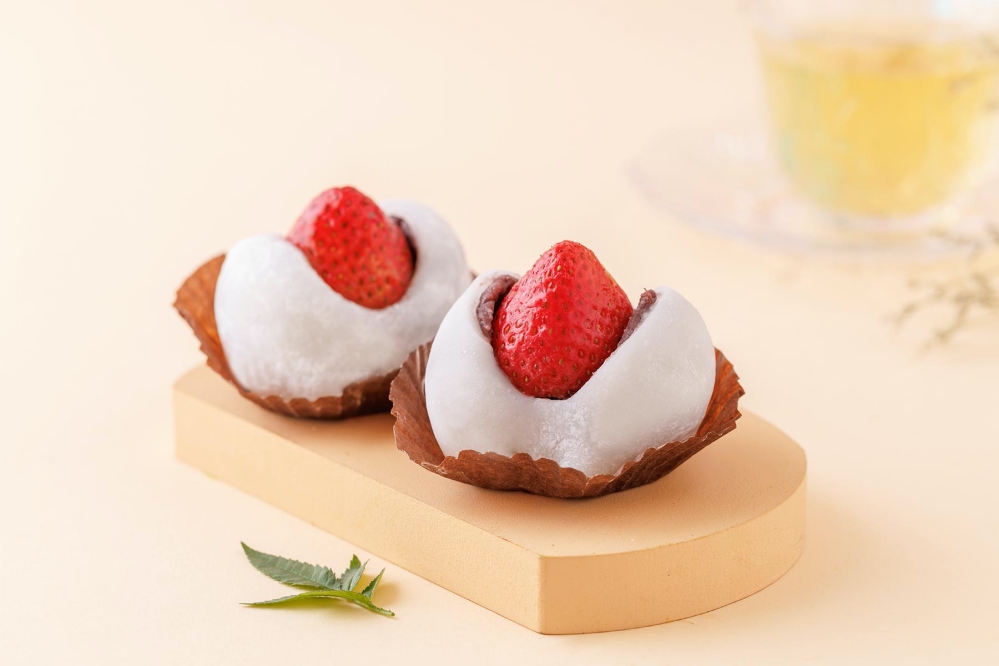 「雪戀草莓大福」嚴選草莓整顆入餡，外裹柔軟Q彈大福皮，清爽不膩