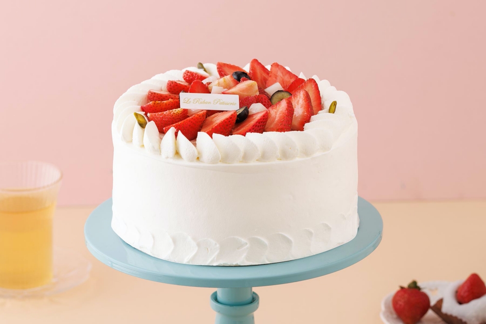 「草莓純生鮮奶油蛋糕」以新鮮草莓鋪滿蛋糕頂層，搭配純生鮮奶油，清爽不膩、口口是草莓香