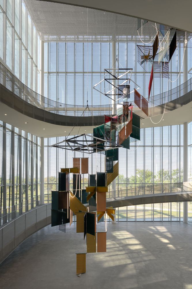 梁慧圭 Haegue Yang ，《流動奉獻－樹蔭三合》，2025，中美館委託製作。