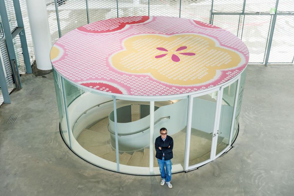 林明弘 Michael Lin ，與中美館公共空間委託創作作品《再製》合影。