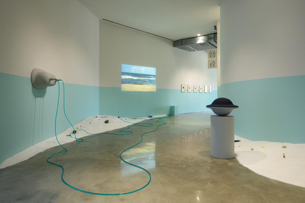 鈴木悠哉，〈在最後之物的世界〉，2025，混合媒材裝置_攝影、繪畫、影像、植物、沙、水、以水性樹脂製