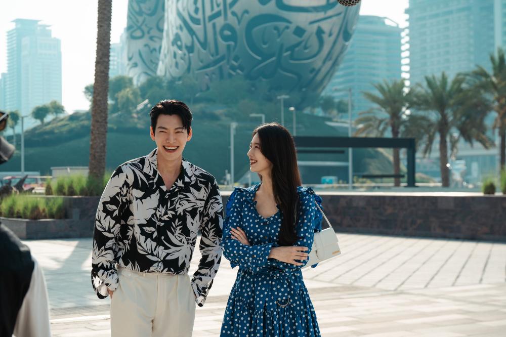 Netflix奇幻韓劇《許願吧，精靈》裴秀智、金宇彬在杜拜未來博物館