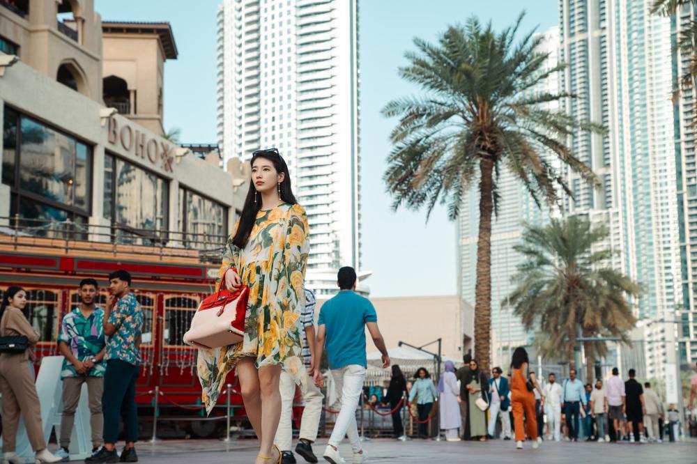 Netflix奇幻韓劇《許願吧，精靈》裴秀智在杜拜現代化街頭