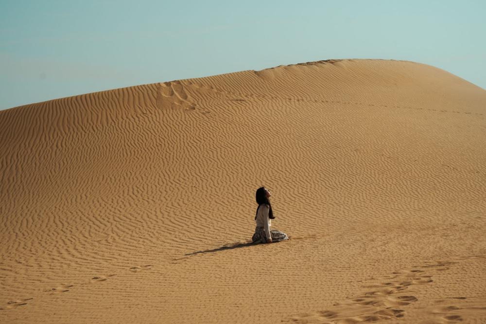 Netflix奇幻韓劇《許願吧，精靈》裴秀智在杜拜沙漠中