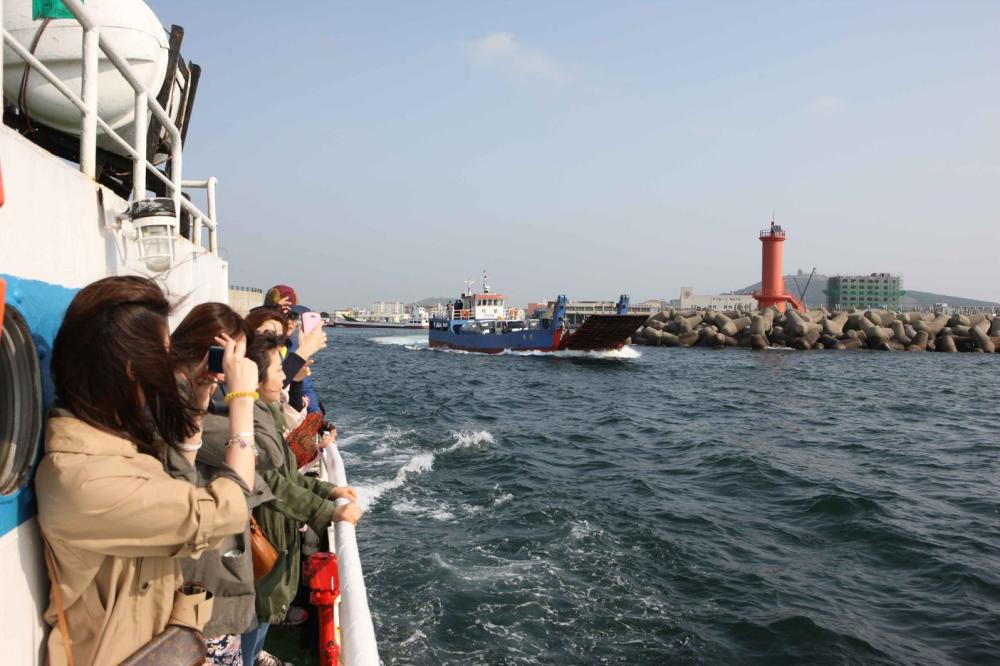 需搭乘船前往加波島